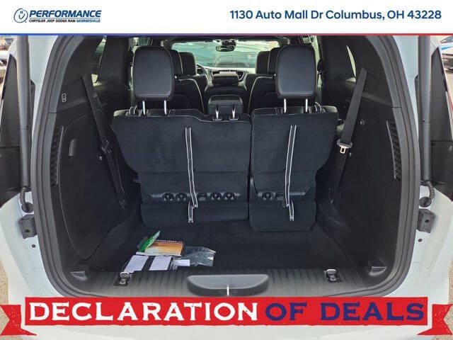 2027 Chrysler Pacifica Select