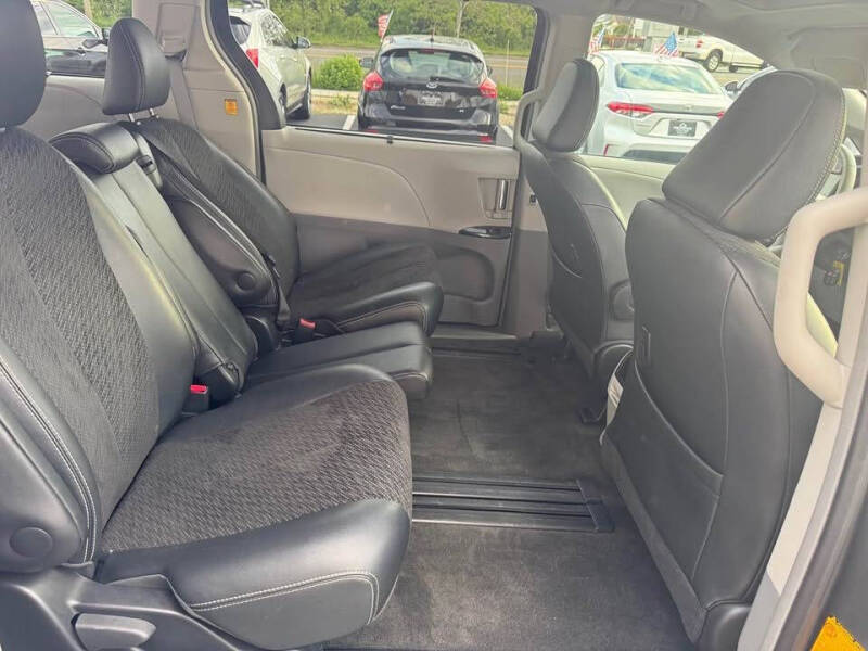 2013 Toyota Sienna SE 8-Passenger