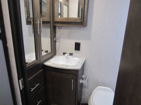 2021 Coleman Light Series 1805RB