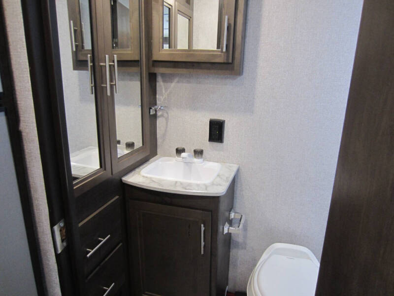 2021 Coleman Light Series 1805RB