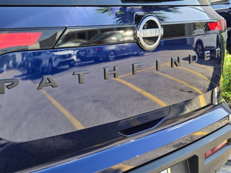 2025 Nissan Pathfinder SV