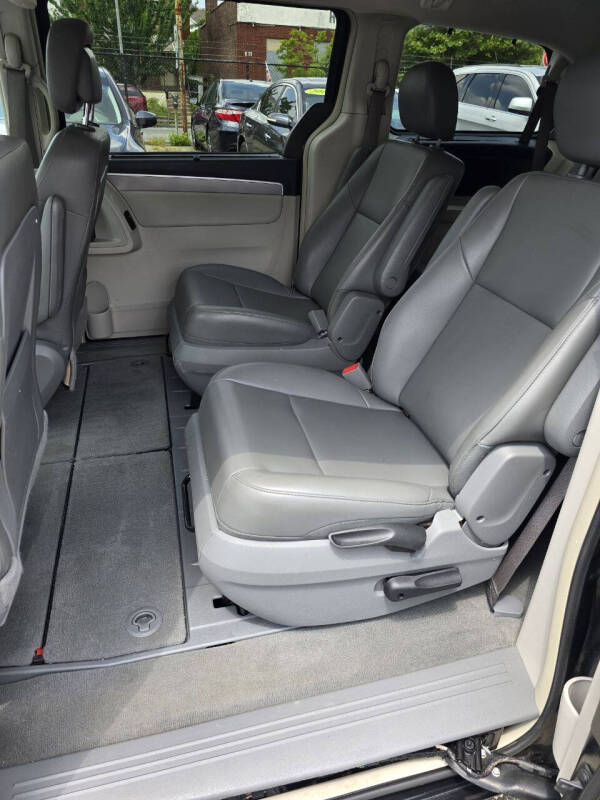 2012 Volkswagen Routan SE