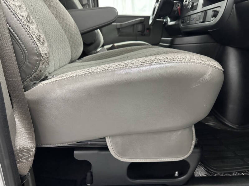 2025 Chevrolet Express LT 3500