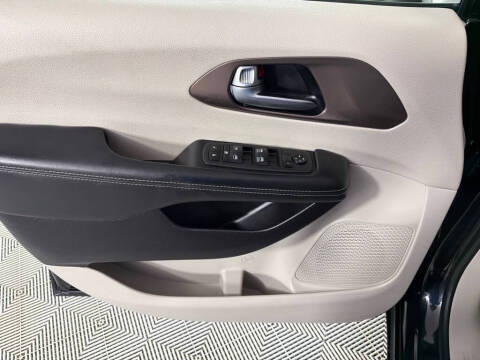 2022 Chrysler Voyager LX
