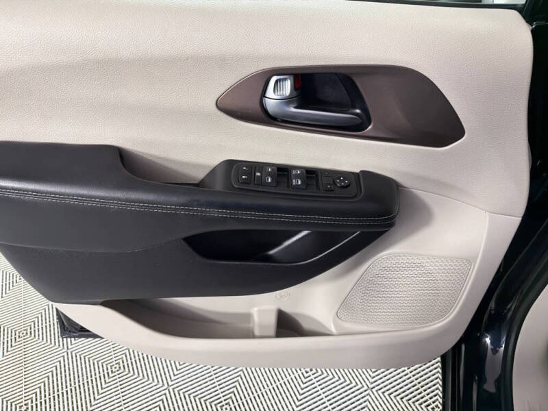 2022 Chrysler Voyager LX