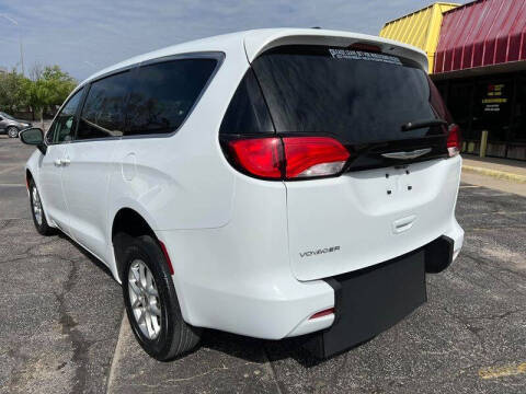 2022 Chrysler Voyager LX