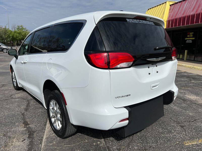 2022 Chrysler Voyager LX