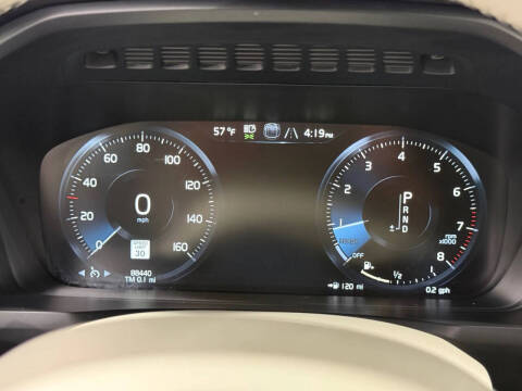 2016 Volvo XC90 T6 Momentum