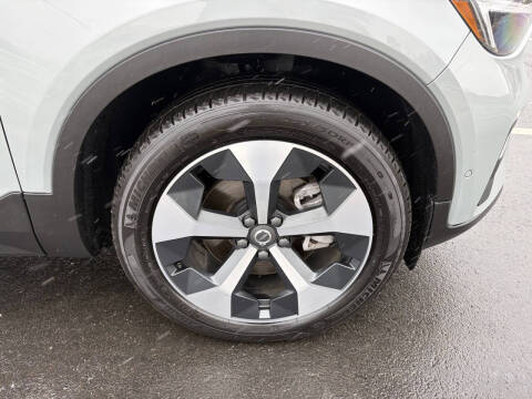 2025 Volvo XC40 B5 Plus Bright Theme