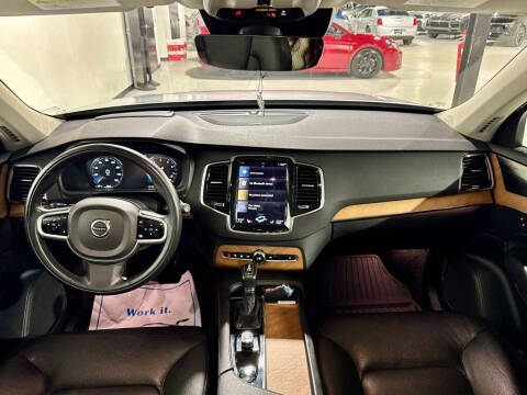 2022 Volvo XC90 T6 Momentum 6-Passenger