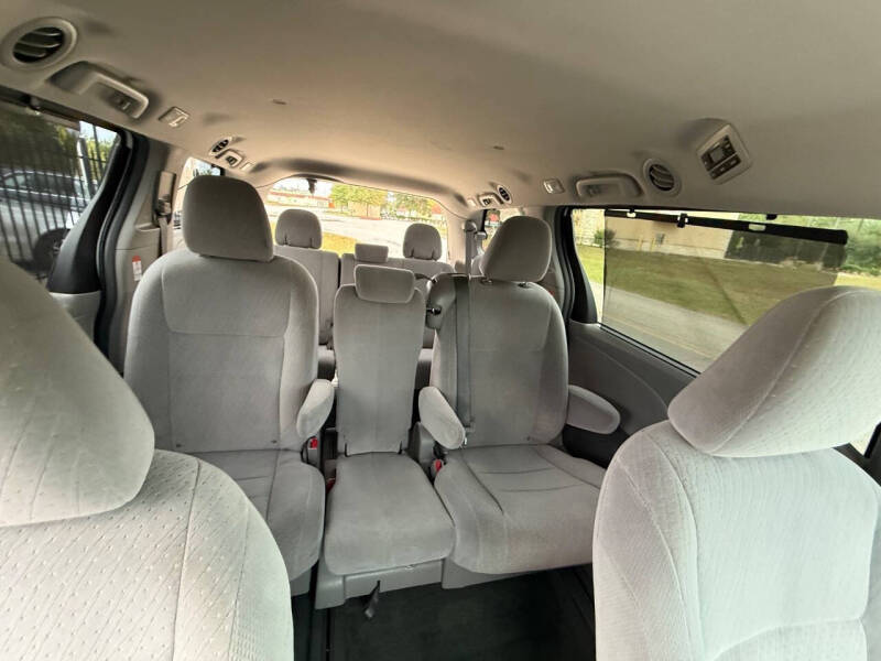 2017 Toyota Sienna LE 8-Passenger