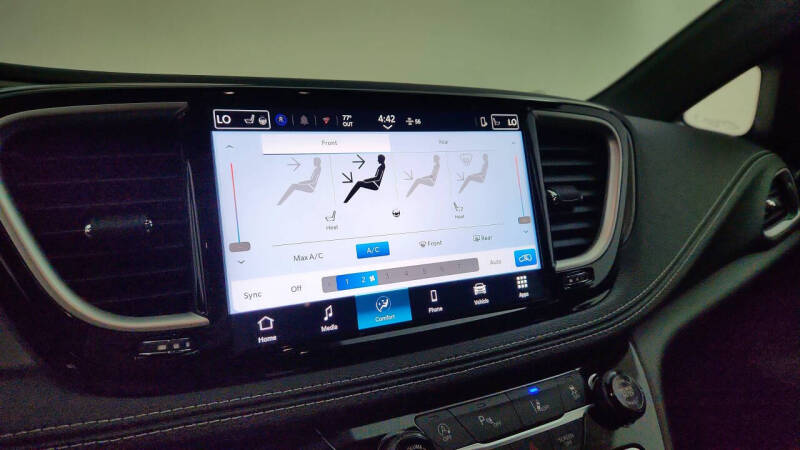 2027 Chrysler Pacifica Select