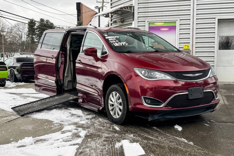 2018 Chrysler Pacifica Touring L's photo