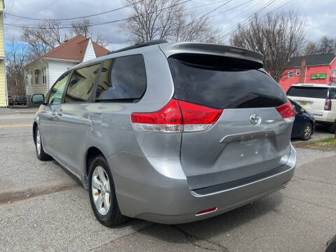 2012 Toyota Sienna LE 8-Passenger