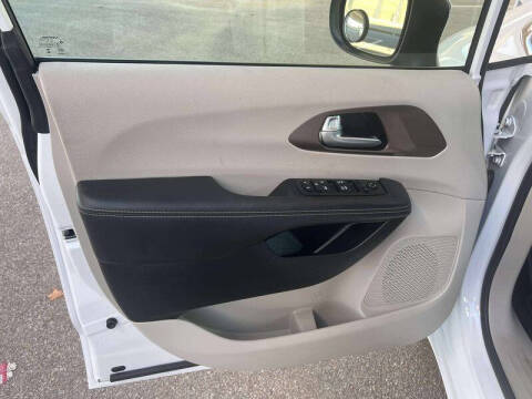 2024 Chrysler Voyager LX