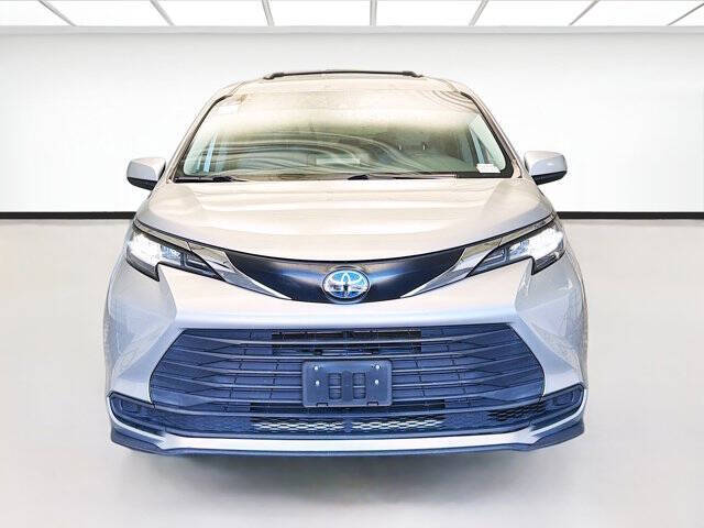 2022 Toyota Sienna LE 8-Passenger