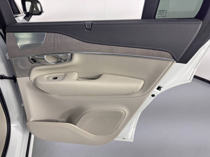 2023 Volvo XC90 Recharge T8 Ultimate Dark Theme