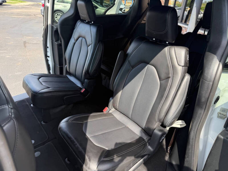 2025 Chrysler Pacifica Select