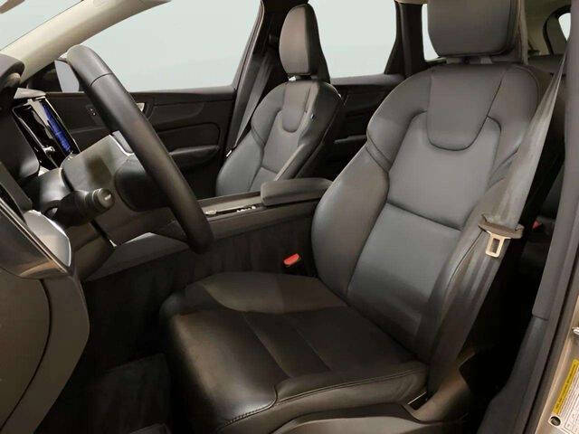 2025 Volvo XC60 B5 Core Dark Theme