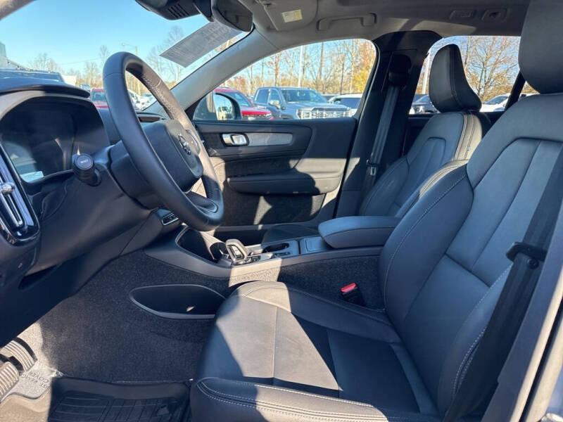 2025 Volvo XC40 B5 Core Bright Theme