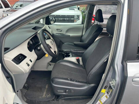 2012 Toyota Sienna SE 8-Passenger