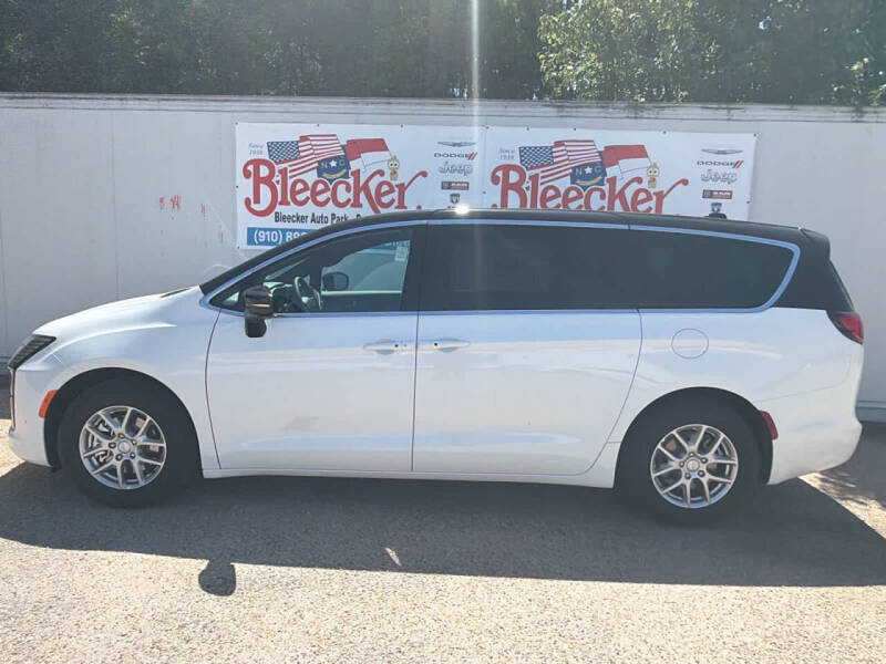 2027 Chrysler Pacifica Select