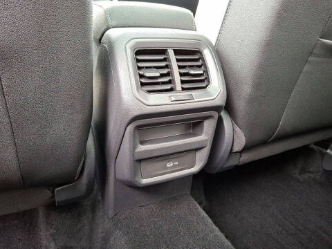 2025 Volkswagen Taos SE 4Motion