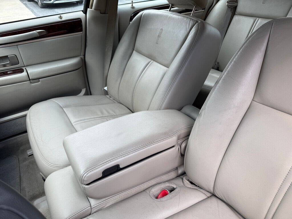 2010 Lincoln Town Car 28