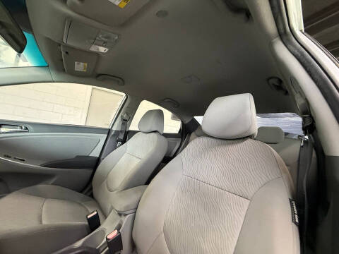2012 Hyundai Accent GLS