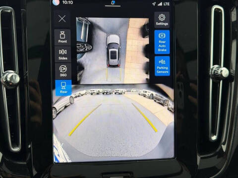2025 Volvo XC40 B5 Plus Dark Theme