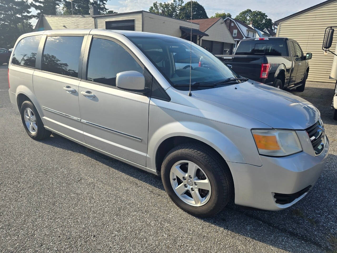 2008 Dodge Grand Caravan for sale at QUEENSGATE AUTO SALES in York, PA