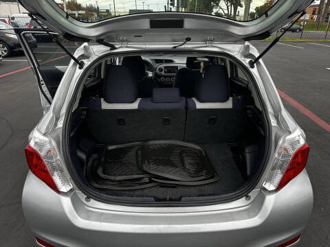 2012 Toyota Yaris 5-Door LE