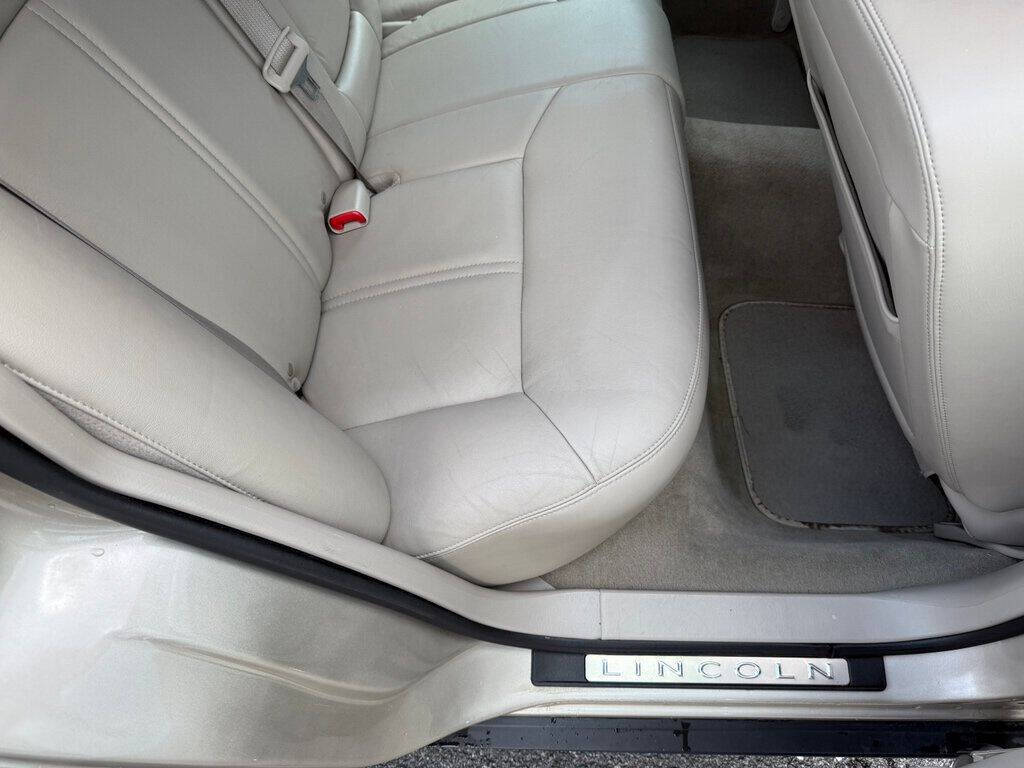 2010 Lincoln Town Car 43