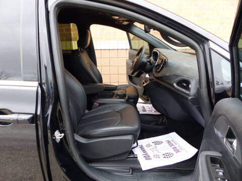 2025 Chrysler Pacifica Select