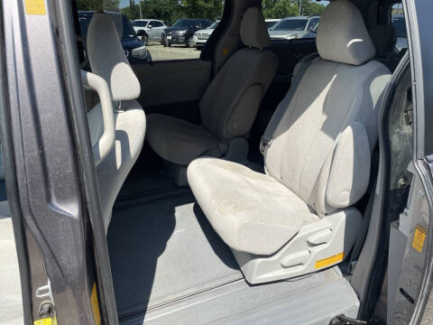 2013 Toyota Sienna LE 7-Passenger Auto Access Seat