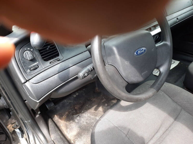 2006 Ford Crown Victoria for sale at Harmony Auto Sales in Marengo IL