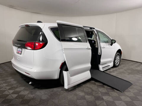 2024 Chrysler Voyager LX