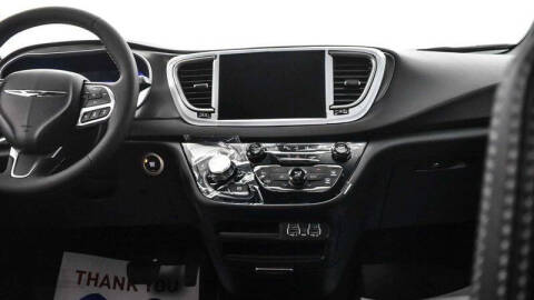 2025 Chrysler Voyager LX