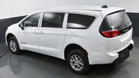 2025 Chrysler Voyager LX