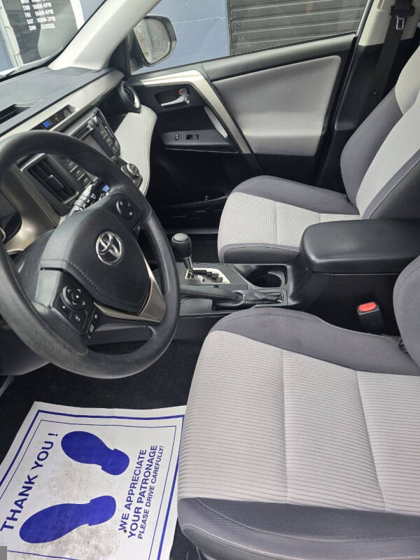 2014 Toyota RAV4 XLE photo 18