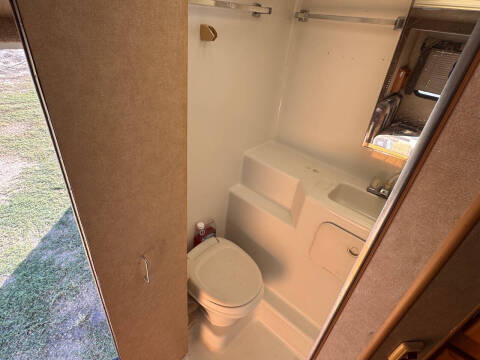 2006 Lance Camper 851