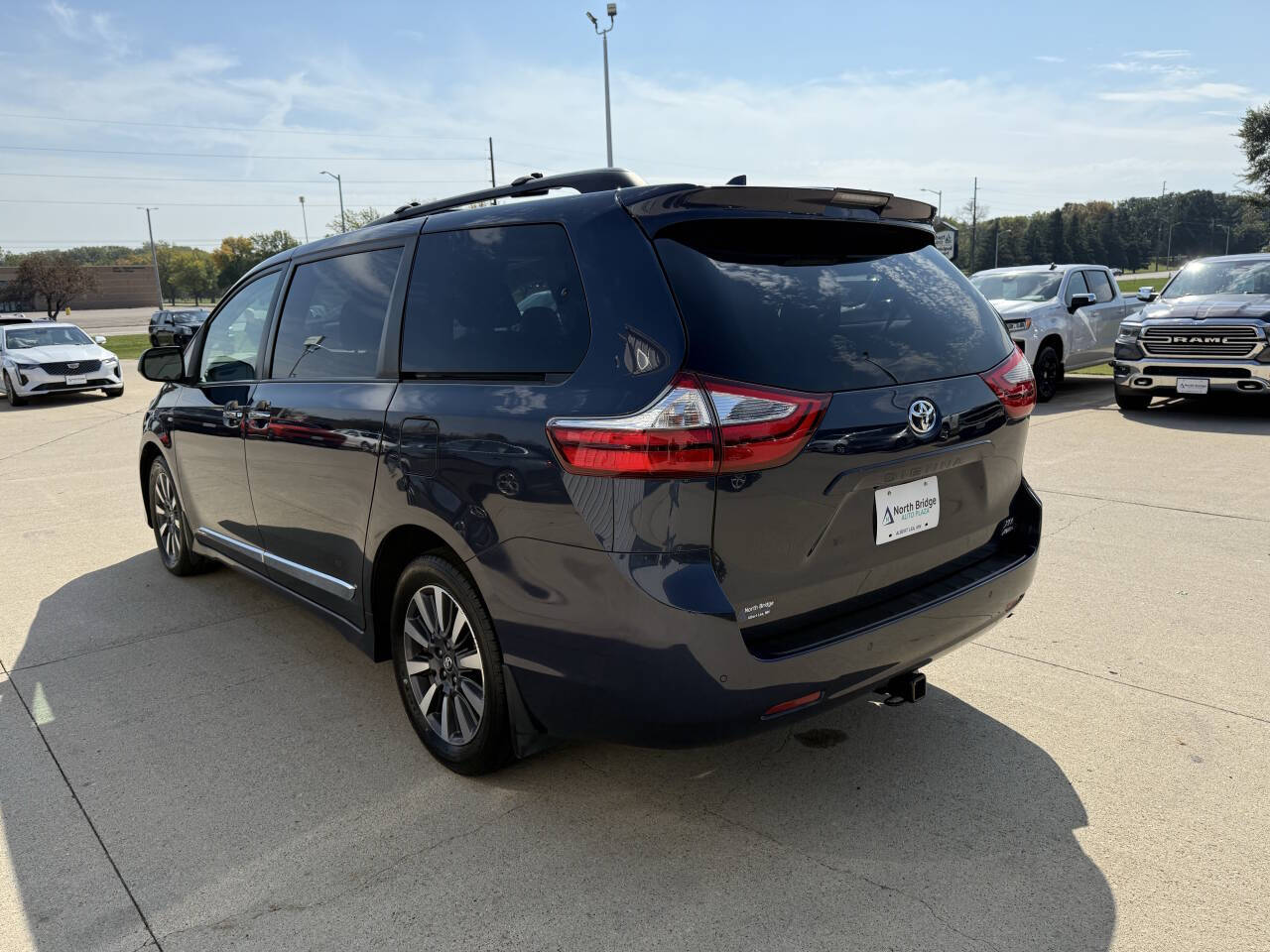2018 Toyota Sienna XLE Premium photo 3
