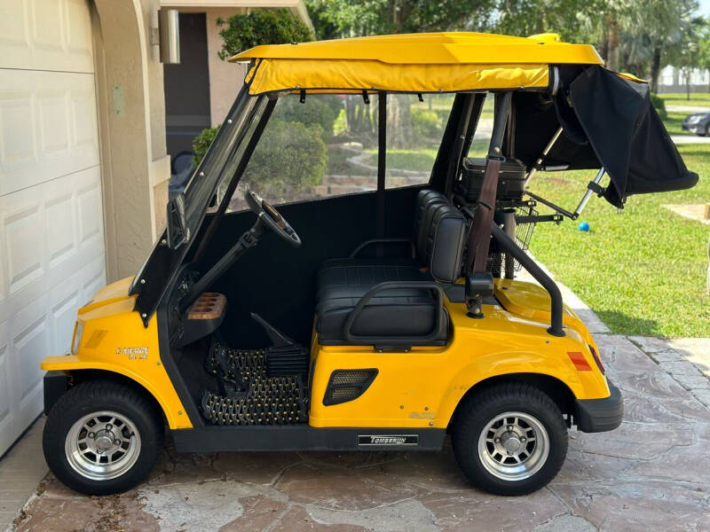 2010 TOMBERLIN E-MERGE GOLF CART