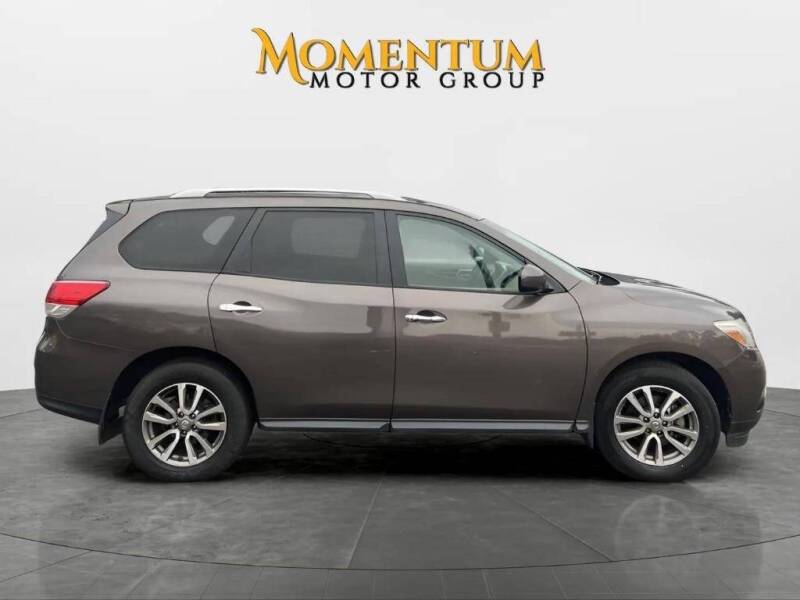 2016 Nissan Pathfinder SV's photo