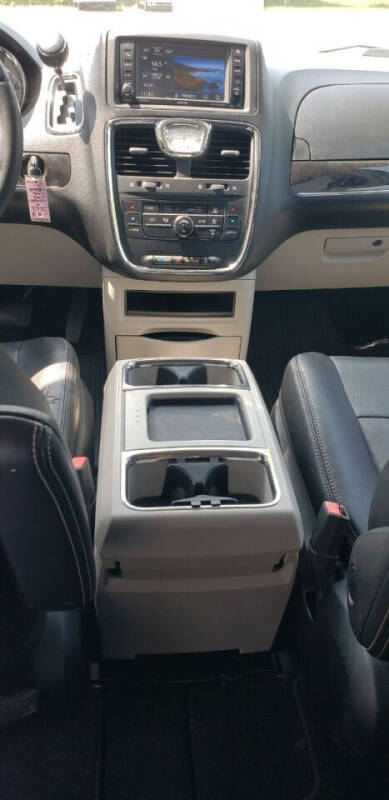 2014 Chrysler Town & Country Touring photo 15