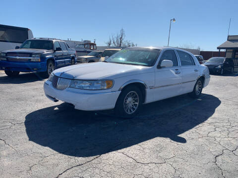 2001 Lincoln Town Car for sale at AJOULY AUTO SALES in Moore OK