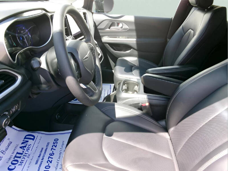2025 Chrysler Pacifica Select