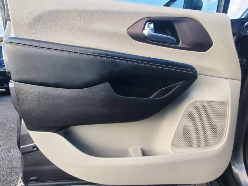 2022 Chrysler Voyager LX