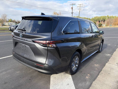 2025 Toyota Sienna LE 8-Passenger