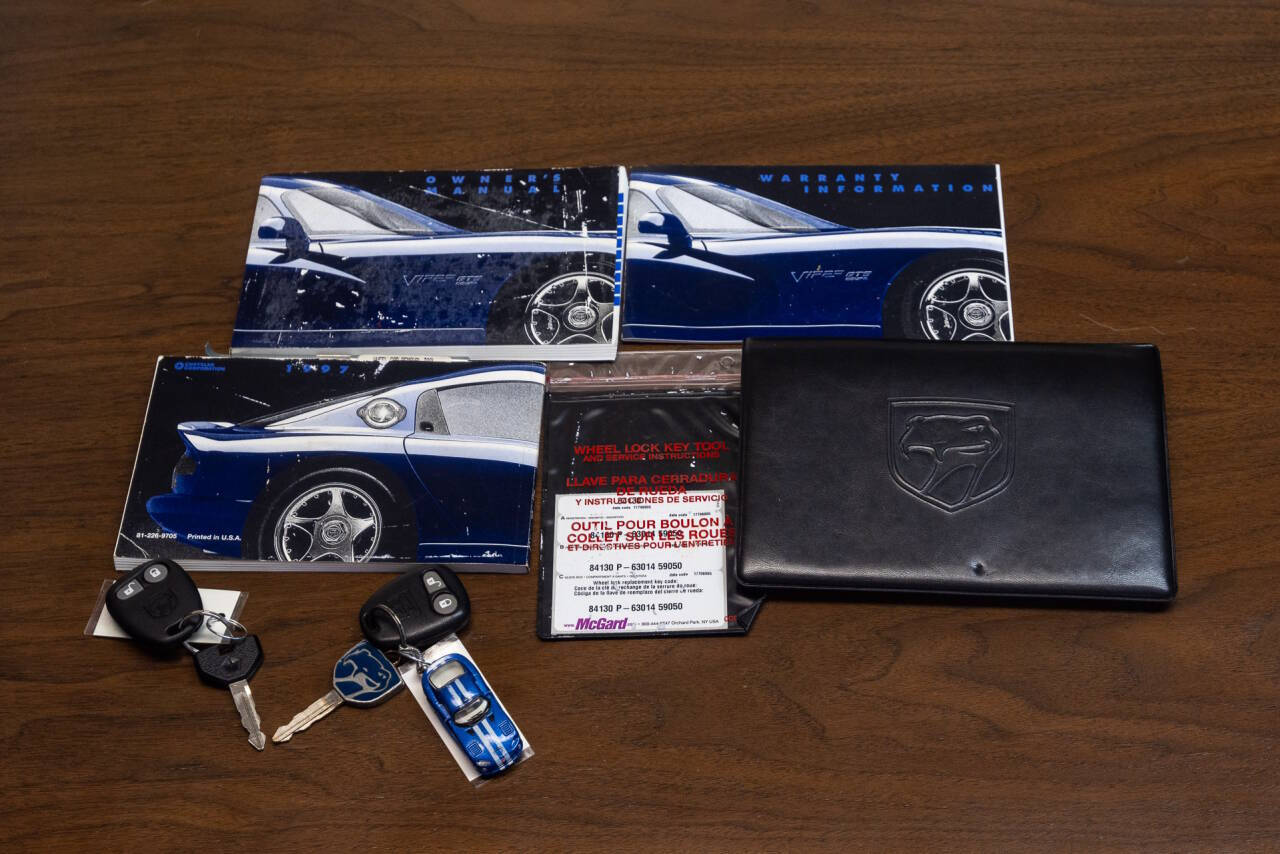 1997 Dodge Viper 38